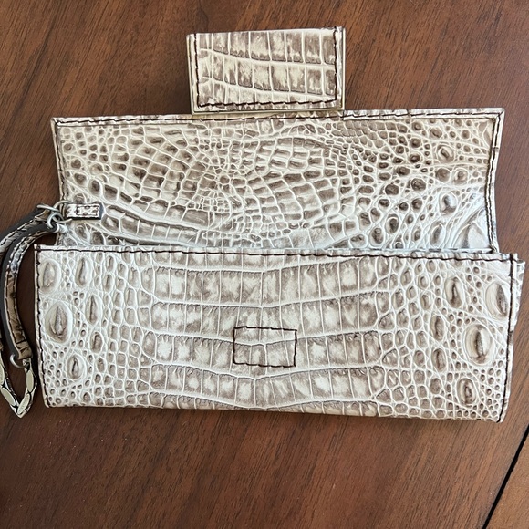 Calvin Klein Cream Wallet with Crocodile Texture - Picture 5 of 11